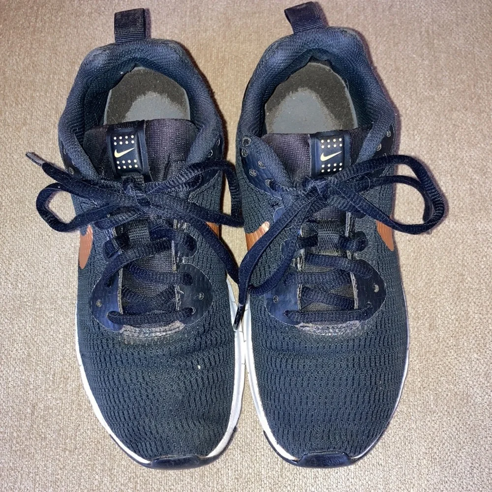 NIKE AIR Max Motion LW Womens Sneakers Size 6